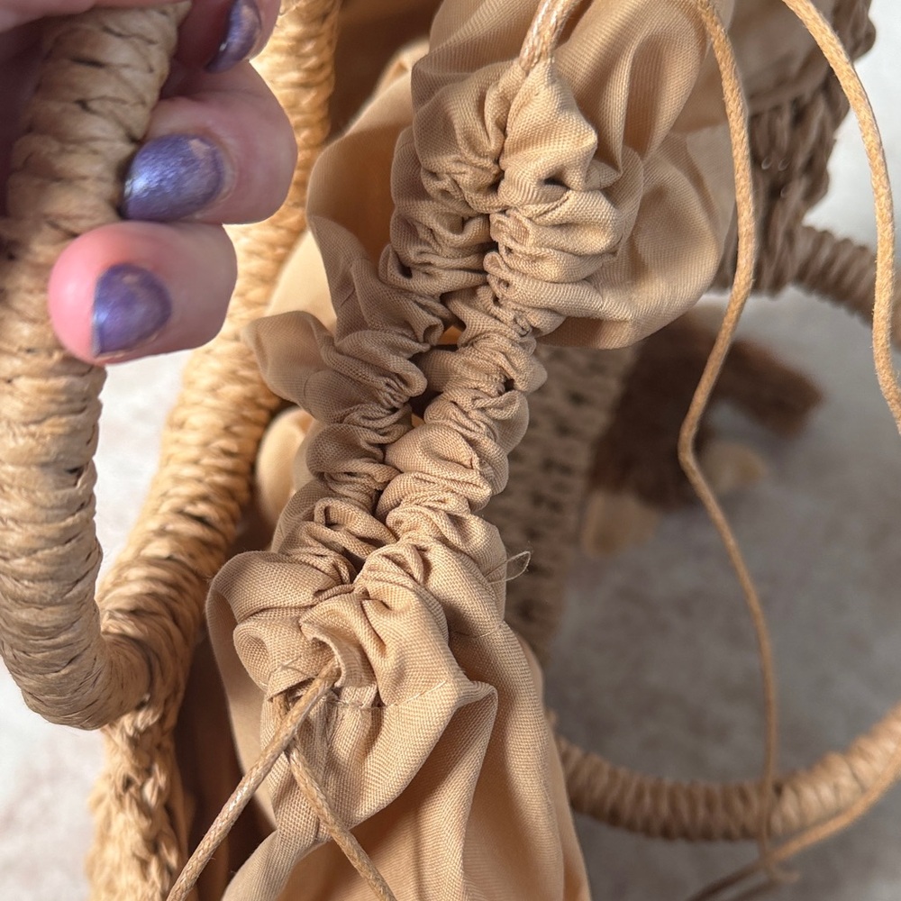 Elegant Tan Woven Handbag - Picture 3 of 6